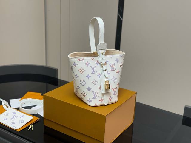 配折叠盒 Lv中古包又一位当红炸子鸡来咯 一只看似中古中矩却又有点标新立异的包。 水桶包 配零钱包 尺寸:18.17Cm