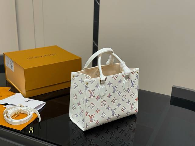 折叠盒 Size：26.20Cm Lv Onthego购物袋 有隐藏的背带设计， 可单肩～可手提 搜索 Lv Onthego丛林购物袋