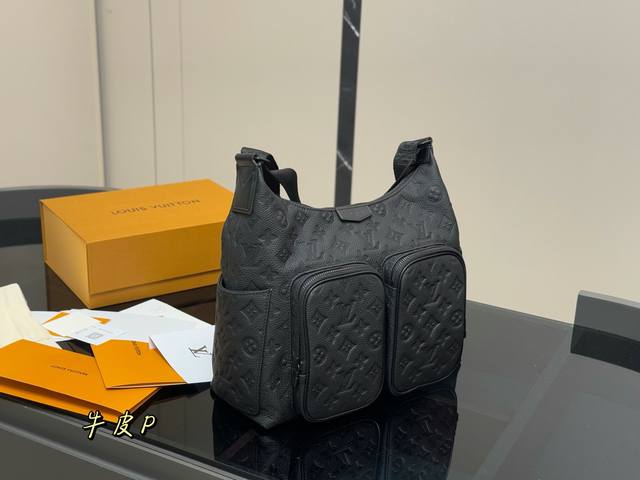 头层牛皮 全套包装 Lv Ss25 Hobo 容量很大，高颜值，日常出行搭配绝绝子 很多人都叫狗狗包，可以放下小狗狗 男生女生都可以背，肩带可以调节 尺寸:31