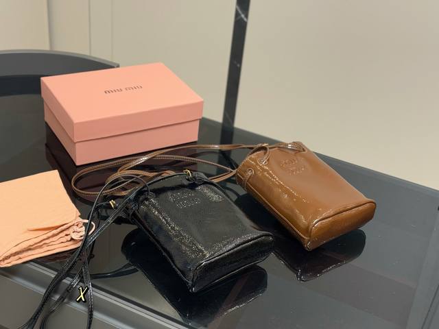 配盒 Miumiu 油蜡皮水桶包 超級可愛的小福袋造型 今年最火包身是超級柔軟的羊皮包包本身超級輕 尺寸:16.20Cm