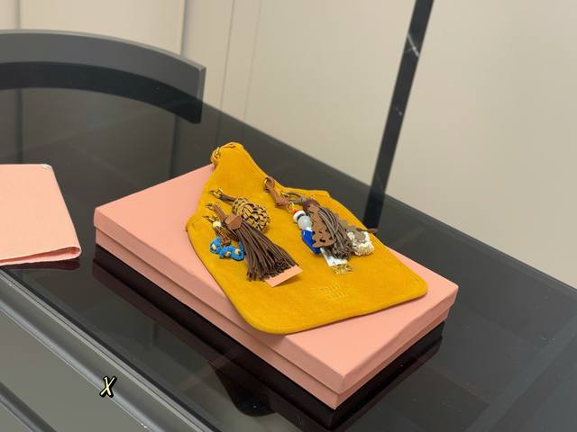 配盒 Size：24*22Cm Miumiu25Ss秀款小包袋 咖色出现货啦！ 把混搭玩出了新花样 一下子收获了6个挂件， 咖色有气质女主又有韩系风 姜黄色明亮