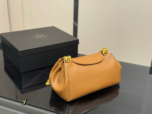 配盒 Size：28.16Cm 普拉达 Hobo中古腋下包 多了一份随意和简单， 完全的时尚百搭！