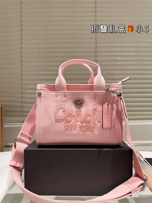 复刻版 原版布 Coach 蔻驰 Cargo Tote 单宁牛仔托特包 千呼万唤的牛仔系列终于来噜～ 对牛仔真的毫无抵抗力 自己搭配小挂件会更Q 尺寸:20.1