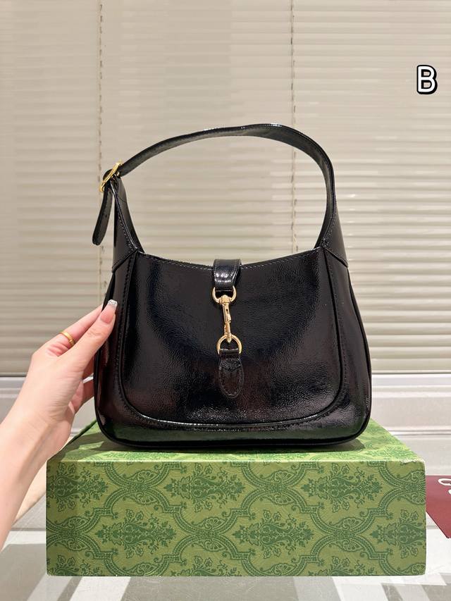 牛皮版本 升级 ｜Gucci Jackie1961 礼盒包装Gucci 小古家腋下包推荐 不鸡肋可以说是小古家的象征了可单肩 腋下 肩带可以延长 经典锁扣搭配原