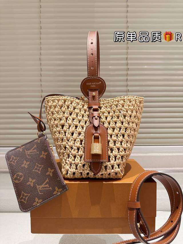 原单版本 配皮 Lv All Inbb手袋为Monogram拉菲草搭配亮泽金属件，以标志性挂锁和名牌彰显经典格调。可调节肩带延续品牌制箱传承，皮革肩带增添斜挎和