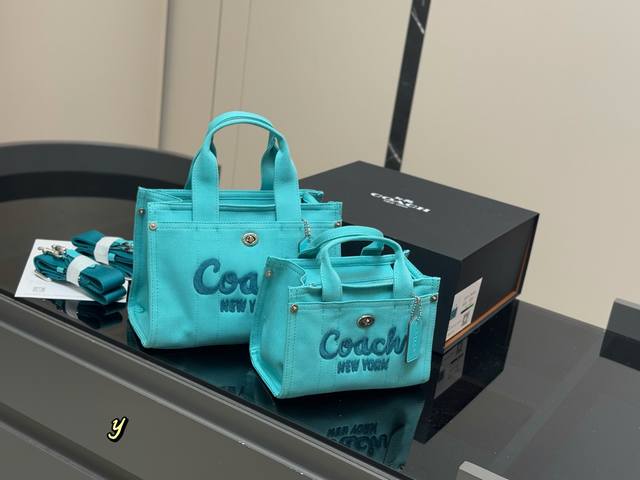 配盒 Coach 蔻驰 Cargo Tote 单宁牛仔托特包 千呼万唤的牛仔系列终于来噜～ 对牛仔真的毫无抵抗力 自己搭配小挂件会更Q 尺寸:20.15Cm 2