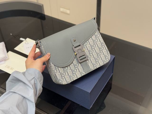 配盒 Size：23.18Cm 迪奥 Homme 老花邮差包 实在帅La ～ 简单有质感的设计 实用又很高级