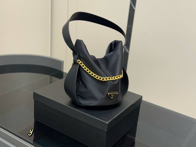 配盒 25秋冬Prada的秀款真的太好看了 品牌邀约的Vip 订货会 看得我目不转睛 普拉达今年比就更胜一筹了 秀款很多亮眼的单品 最喜欢四套Look放P40了