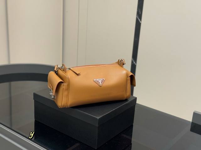 配盒 Size：28.12Cm 普拉达 Hobo中古腋下包 多了一份随意和简单， 完全的时尚百搭！