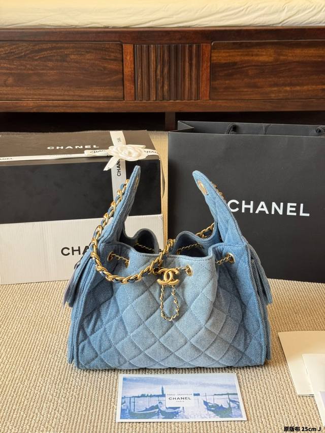 复刻版 原版布 Chanel 25S 浅蓝色牛仔布Hobo 小香Chanel 丹宁牛仔刺绣购物袋出货，超级柔软，亲肤感特别好！内里采用同质量牛仔布料！超级好物，