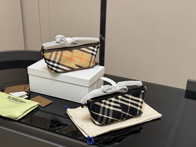 配盒 Size：20*9Cm 巴宝莉法棍Hobo 这款背包以标志性Burberry Trench风衣的独创面料作为灵感来源， 采用与棉质嘎巴甸同为密织结构的柔韧