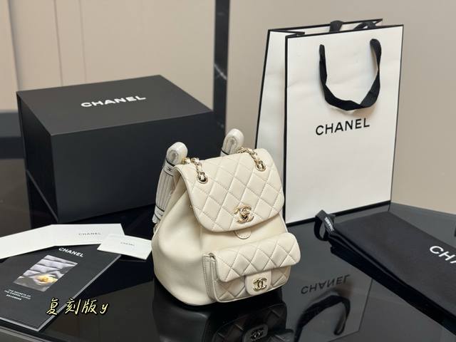 配折叠盒 Size：18*20Cm 香奈儿 Duma 双肩包 包包质感超好！ 高级羊皮纹！ 本季最可爱的双肩包 单肩 双肩手提