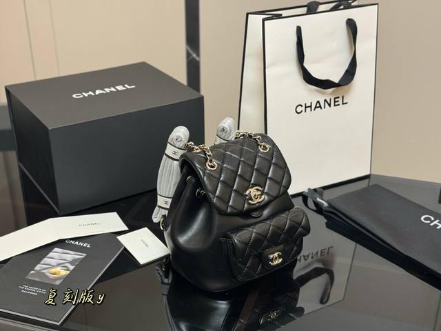配折叠盒 Size：18*20Cm 香奈儿 Duma 双肩包 包包质感超好！ 高级羊皮纹！ 本季最可爱的双肩包 单肩 双肩手提