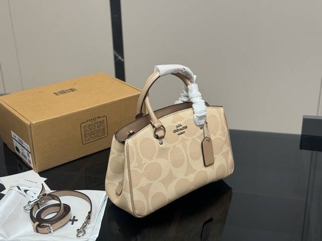 配飞机盒 Size：27.19Cm 蔻驰 新款Savannah戴妃 轻便实用 Pvc 特别配备了两个方便的外置口袋 经久耐用又实用！