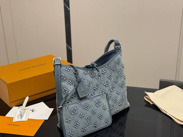 配折叠盒飞机盒 Size：31.26Cm Lv Carryall 年度包王 带有蝴蝶结的腋下包喜欢吗， 内附一只收纳零钱包， 性价比颜值超在线了 ！ 单肩斜挎完