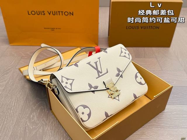 7色压花 喷绘 美到心坎坎上啦Lv经典邮差包 每一年这个季节都要推一下！ 因为它太经典！太好看！ 复古有颜值好看百搭 休闲又不失优雅简直美翻了 尺寸：24 18