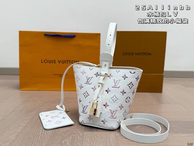 25Allinbb水桶包 Lv出新款啦,饱满精致的小福袋 配长肩带,手提,可斜挎 质感五金搭配设计 太绝了 空间超可 可谓是小包中的战斗机 尺寸16 18 25Allinbb水桶包 Lv出新款啦,饱满精致的小福袋 配长肩带,手提,可斜挎 质感五金搭配设计 太绝了 空间超可 可谓是小包中的战斗机 尺寸16 18