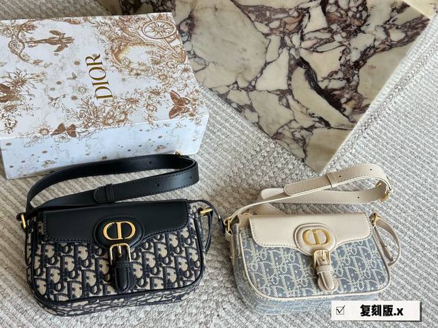 Dior25早秋新款开挂了 好好看 海盐蓝D-Journey 金棕色哑光小牛皮D-Journey 度假风拉满的Caro桶包和竖版土著 还有超级仙气飘飘的新款Di
