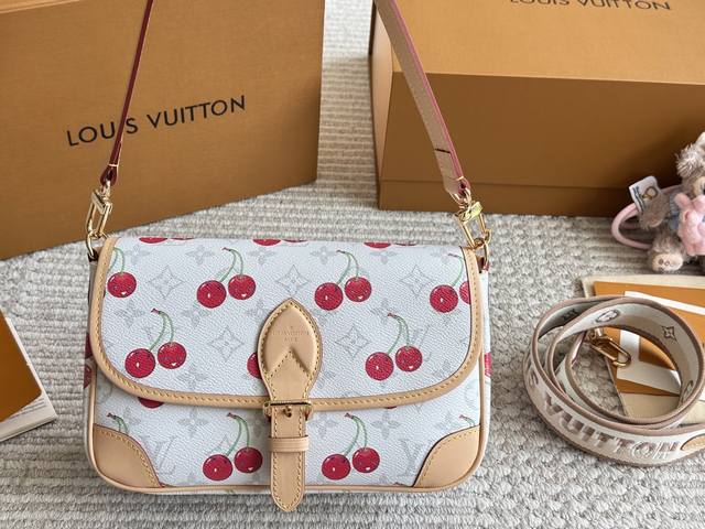 复刻版 配盒 Size：25*17Cm L家 Diane 法棍手袋 法棍包是真好看的 皮质和颜色都不错， 配置两条肩带 又甜又咸！ 搜索 Lv 法棍