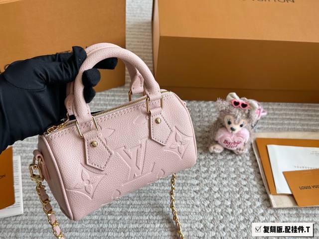 送挂件 Lv 粉色法棍Nano 一只路易威登Nano粉色法棍 可爱的像一块草莓蛋糕 斜挎腋下都句，甜美风格~ 超正超嫩的樱花光粉，实在太可爱啦，甜美一-定要入