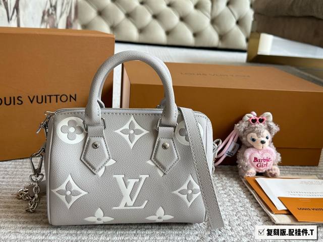 送挂件 Lv 2025 年女士新款香芋灰Speedy20经典的款型 小的太阳伞，保温杯都能放得下 奶乎乎的非常的青春活力活泼 喜欢彩色的宝宝，闭眼冲季节限量哦