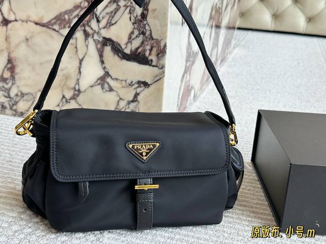 全民都在推Prada的包包 Prada新品尼龙系列Explore 邮差包 Explore邮差包~新品上市Nevne ,国轻松打造夏日清爽又时髦的Look 包包散