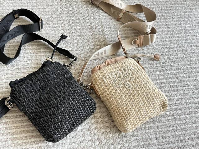 配盒 Size：16*14Cm 精致慵懒好看不反驳 P家 手机包 抽绳束口的设计取放很方便~ 单肩斜挎都好好看 可装下手机！