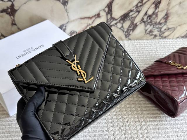 漆皮配盒 Size：24*17Cm 中号 圣罗兰Ysl鱼子酱信封包 Lenvelope 信封包 经典包包推荐哦！ 特别适合夏天的一款哦亲！