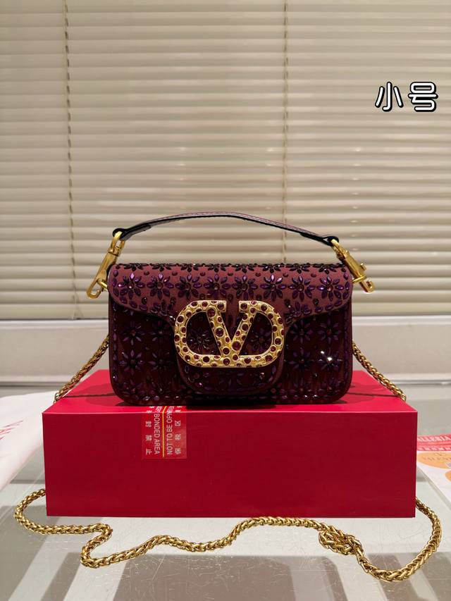 折叠盒尺寸27.10 20.9 华伦天奴 百搭经典 精致的一只 透明包 真的超级无敌巨可爱 仙气满满 小姐姐日常必入款 折叠盒尺寸27.10 20.9 华伦天奴 百搭经典 精致的一只 透明包 真的超级无敌巨可爱 仙气满满 小姐姐日常必入款