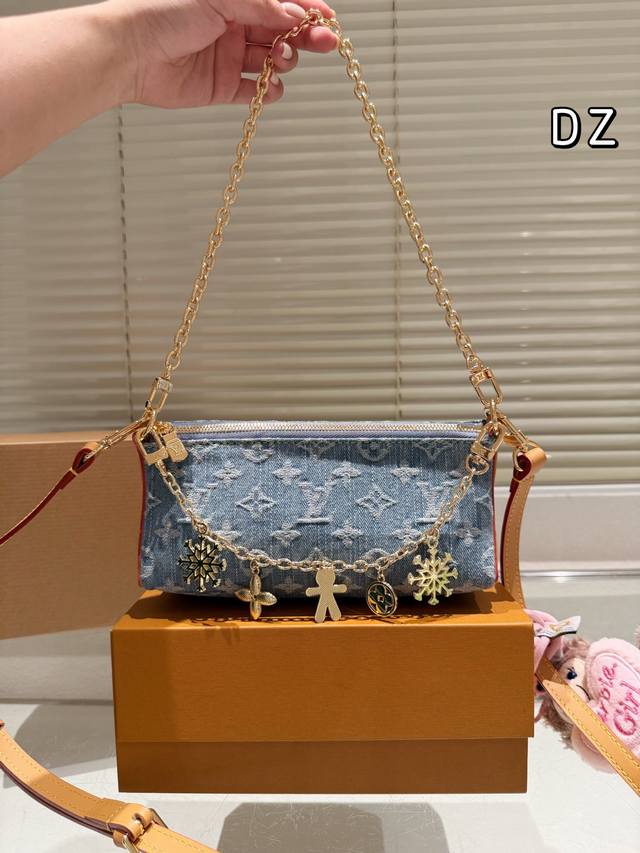 复刻版 原版布 新鲜多汁杨桃包 Lv 最新款 粉粉嫩嫩 容量也不错 绝对是越看越喜欢 .. 新款减龄又时髦的 Bloom Pouch 预测是下一个爆款 Size