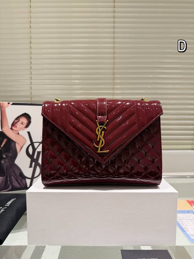 漆皮 Ysl包 Envelope信封包实拍图 今天给大家更新的是Envelope包身信封设计，搭配金色Or银色链条简约时尚。方正的包型，透露出成熟气质，适合通勤