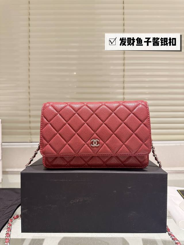 鱼子酱 Chanel Woc 发财包 小香最近好多明星都在背 Chanel 19 这款包是由老佛爷Karl Lagerfeld 和 Chanel现任创意总监 V