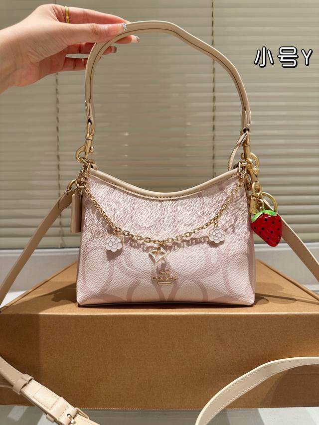 牛皮版本 配挂件 Coach新款Laurel 19小流浪 流浪包出小号啦！ 小号更日常一点，更适合斜挎， 超爱小包～ 尺寸 19 14Cm