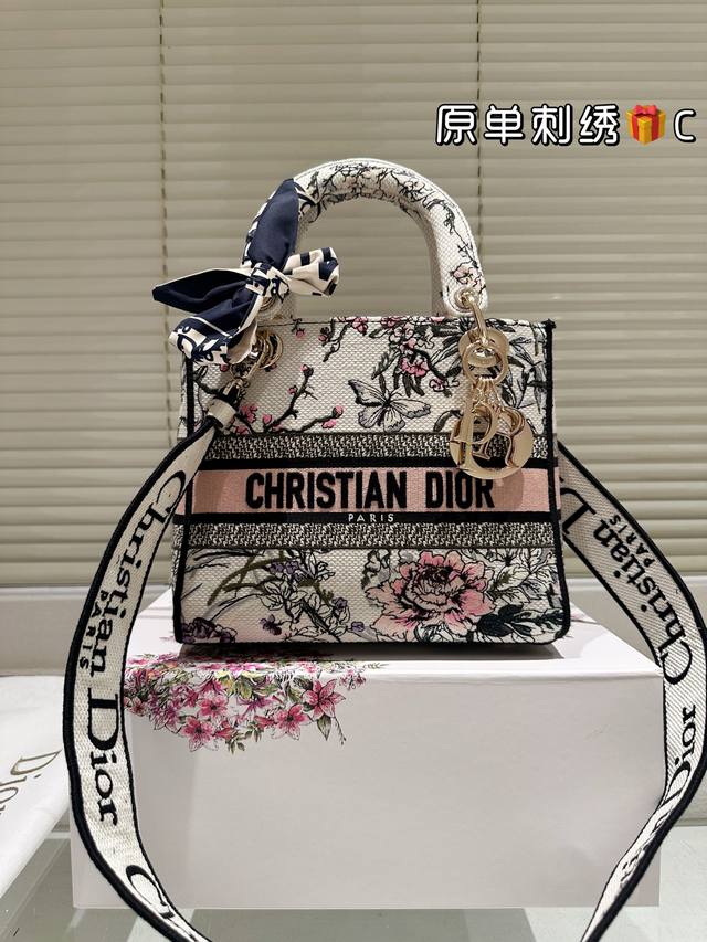 配盒 Size：24*20Cm 原单提花版 Dior 迪奥刺绣戴妃包 现代休闲且优雅 刺绣宽肩带 特别！特别！！！ 25Ss 新年新款