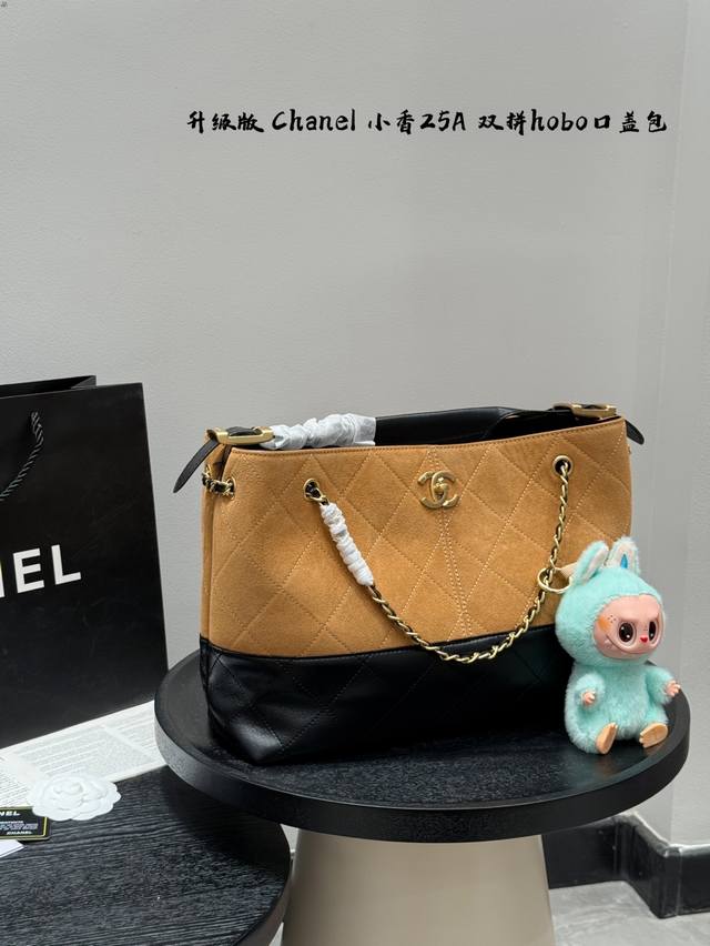 拉布布挂件15。随机！ 折叠盒子 尺寸28.18Cm 香奈儿Chanel 25A口盖包Hobo链条包 这只25A高级手工坊双拼，复古拼黑色的纵向撞色设计，像被月