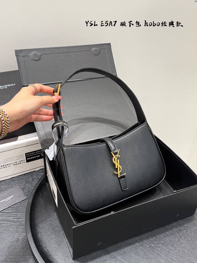 礼盒包装 Ysl Hobo E5A7腋下包 圣罗兰Ysl家这款Hobo 腋下包 简直是小个子姐妹的福音 经典 Ysl标志钩扣开合设计 小小的超级可爱 保留了包型