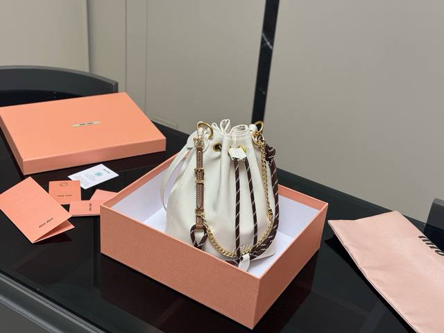 配全套包装 Size：18*21Cm 入了Miu 水桶包 入坑很难不花心 每天都有新的爱~Miumiu抽绳帆布小水桶也太好看了
