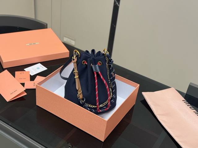 配全套包装 Size：18*21Cm 入了Miu 水桶包 入坑很难不花心 每天都有新的爱~Miumiu抽绳帆布小水桶也太好看了