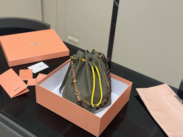 配全套包装 Size：18*21Cm 入了Miu 水桶包 入坑很难不花心 每天都有新的爱~Miumiu抽绳帆布小水桶也太好看了