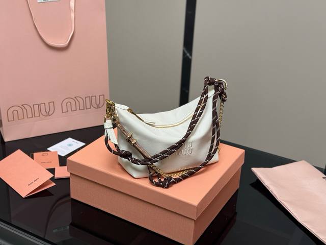 配盒 Size：底宽18*15Cm Miumiu帆布款小饭盒~ 自带冲浪绳！！ Miumiu最新款饭盒包 性价比之王 早春新款哐哐上市啦 休闲百搭的饭盒包又来噜