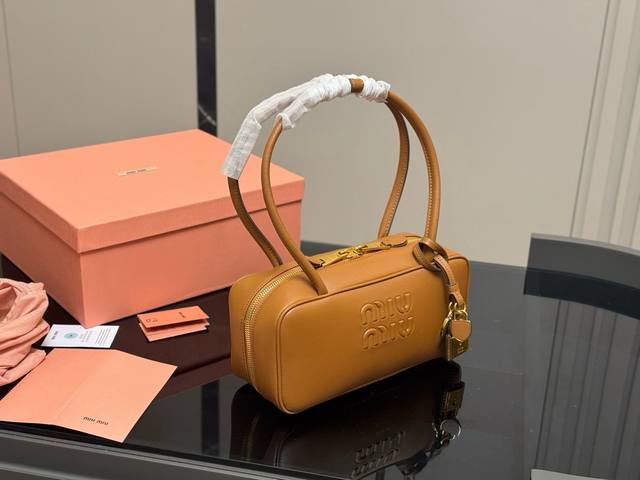 升级版配盒 Size：28*13Cm Miumiu保龄球 公文包 包包甜度刚好！ 很难不爱啊啊！ 可手拎也可斜挎 绝对不是小废包哦容量足足的~~ 出场就是Miu