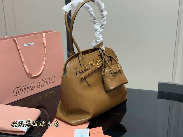 原版 不配挂件 Size：41.31Cm Miumiu 中古托特包包， 特别喜欢这个的设计！ Miumiu的坑真的好仙女好好看！ 真的很有质感！ 可斜挎可手拿可