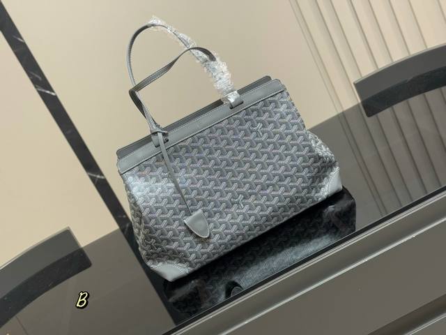 戈雅打工人的完美通勤包就是它！ Goyard Bellechasse简直不要太好用！！ 容量大 自重超级无敌轻 包型挺拔不容易塌完美装下14寸的电脑 耐造同时也