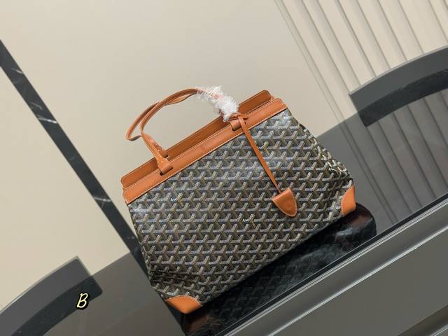 戈雅打工人的完美通勤包就是它！ Goyard Bellechasse简直不要太好用！！ 容量大 自重超级无敌轻 包型挺拔不容易塌完美装下14寸的电脑 耐造同时也