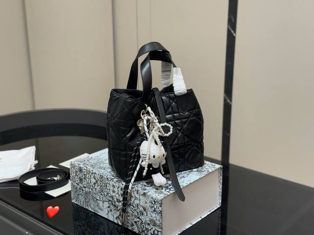 配盒 配挂件 Size：16*18Cm 迪奥 超火的Toujours 购物袋 个人觉得 包型真的很耐看！ 又休闲 又优雅！ 现在它很火哦！ 中号 Size 大小