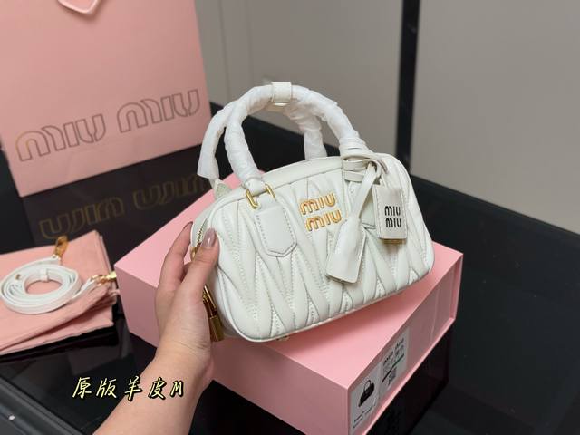 羊皮配折叠盒 Size：20*14Cm Miumiu保龄球包包甜度刚好！ 很难不爱啊啊！ 又奶又千金的感觉！ 可手拎也可斜挎 绝对不是小废包哦容量足足的~~ 出