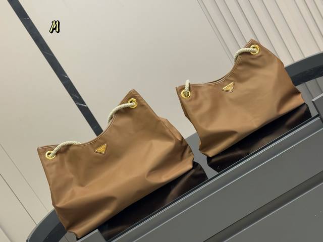 Size：47.34Cm 37.28Cm 又是心动Prada托特的一天 普拉达Hobo 上身满满的高级感！ 日常通勤必备哦！