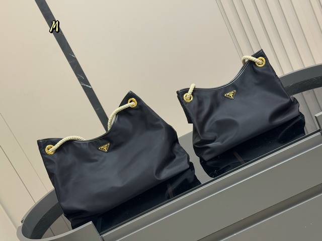 Size：47.34Cm 37.28Cm 又是心动Prada托特的一天 普拉达Hobo 上身满满的高级感！ 日常通勤必备哦！