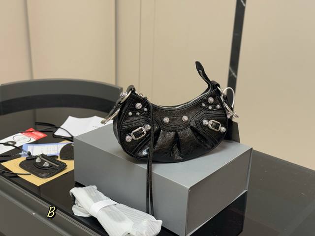 配全套包装 Size：25.12Cm 巴黎世家Le Cagole 半月牙腋下包饺子包 致敬经典机车包系列重磅新款王炸登场La 可调节编织肩带附加孔眼 外挂皮革卡