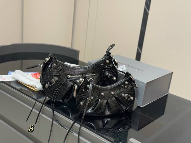 配全套包装 Size：25.12Cm 32.14Cm 巴黎世家Le Cagole 半月牙腋下包饺子包 致敬经典机车包系列重磅新款王炸登场La 可调节编织肩带附加